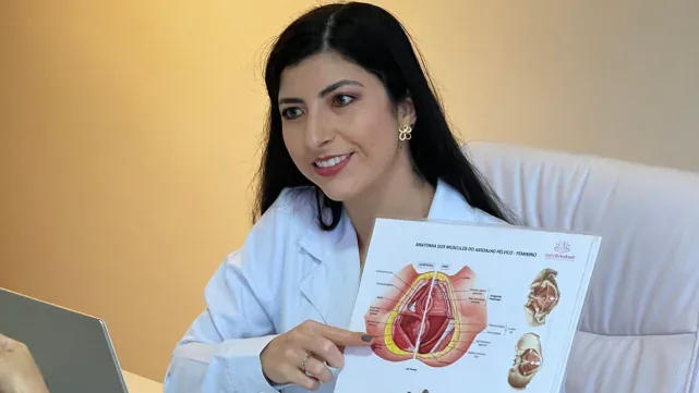 Dra. Isabella Andrade com material de orientação